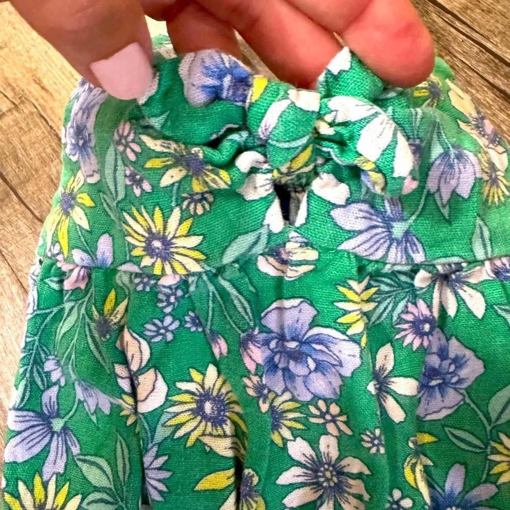 Old‎ Navy Toddler 12-18 Month- sleeveless floral romper with snap bottom